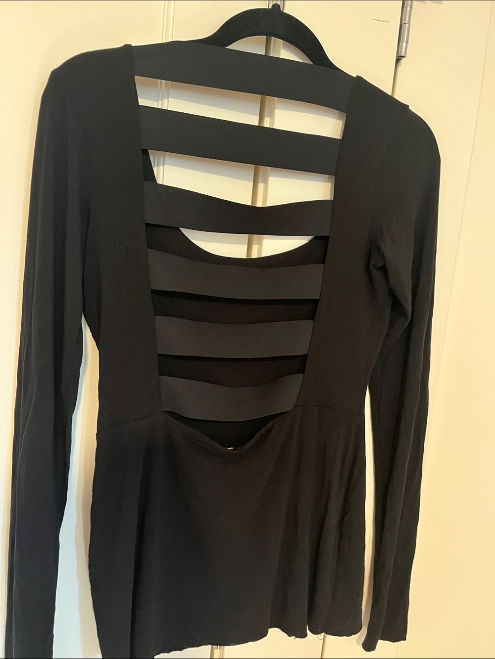 Bailey 44 back cut outs black long sleeve top m